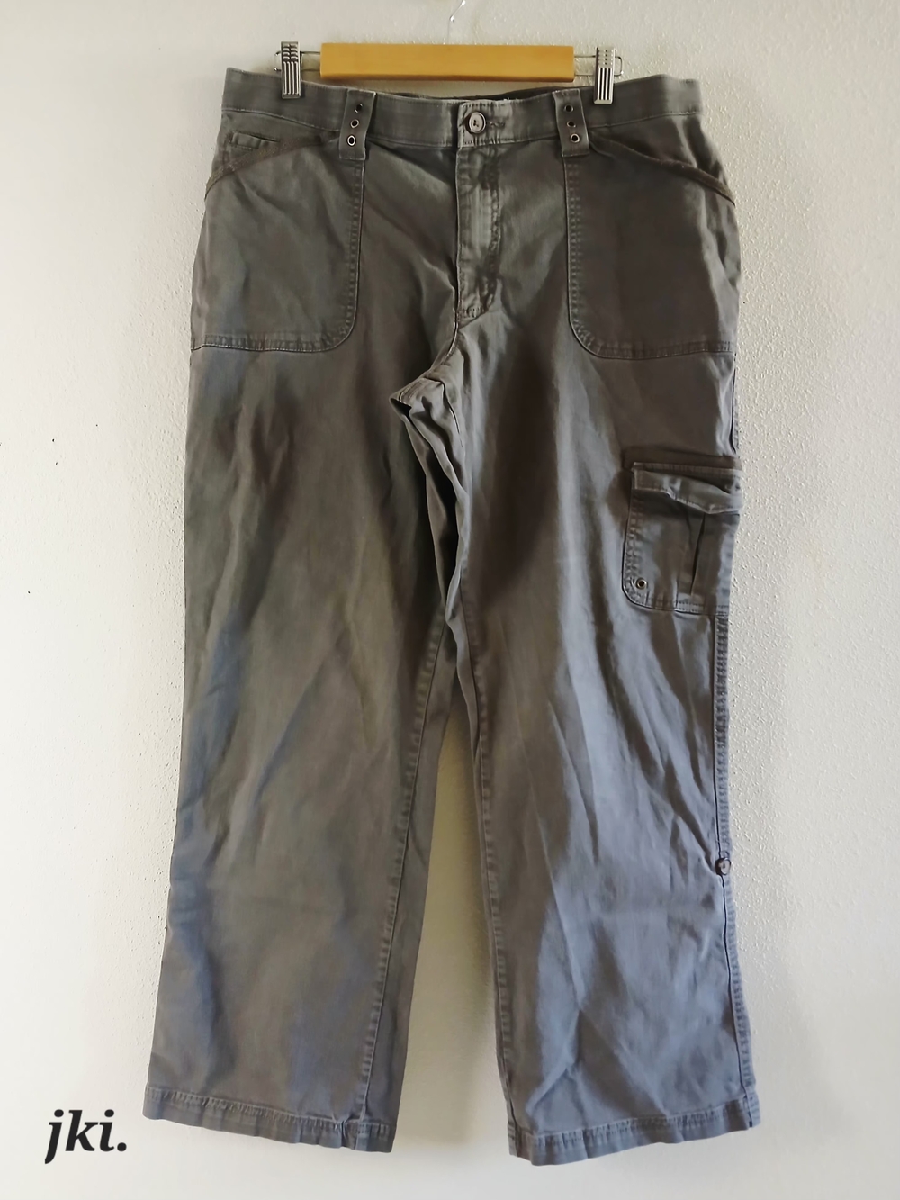 Women's Cargo Roll-up Pants in Gray